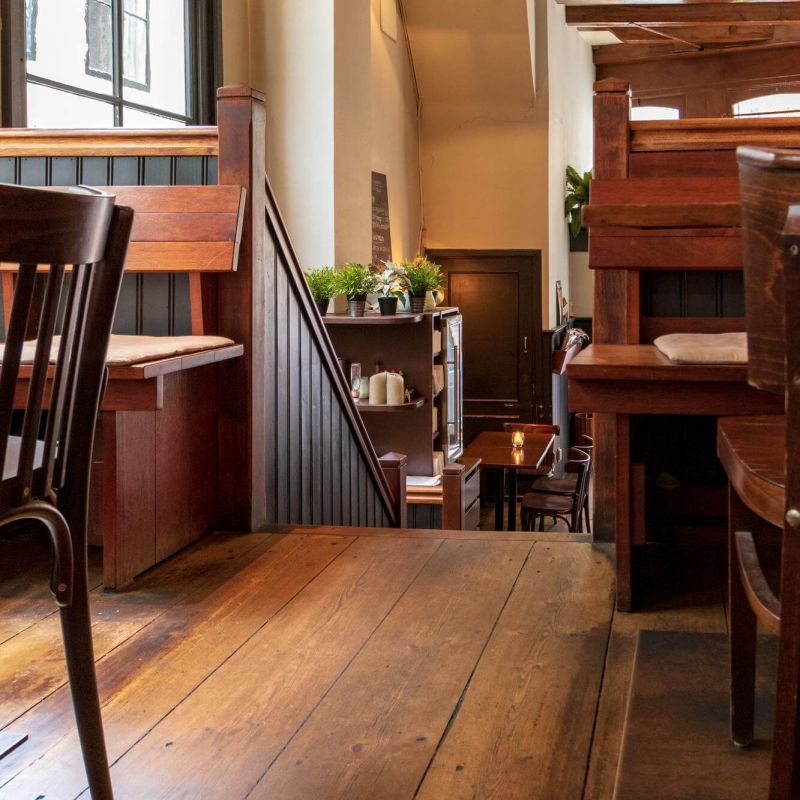 Alte Inneneinrichtung mit Holzmöbeln