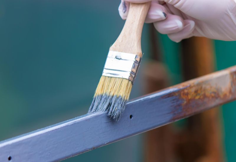 Holzlack wird mit Pinsel aufgetragen