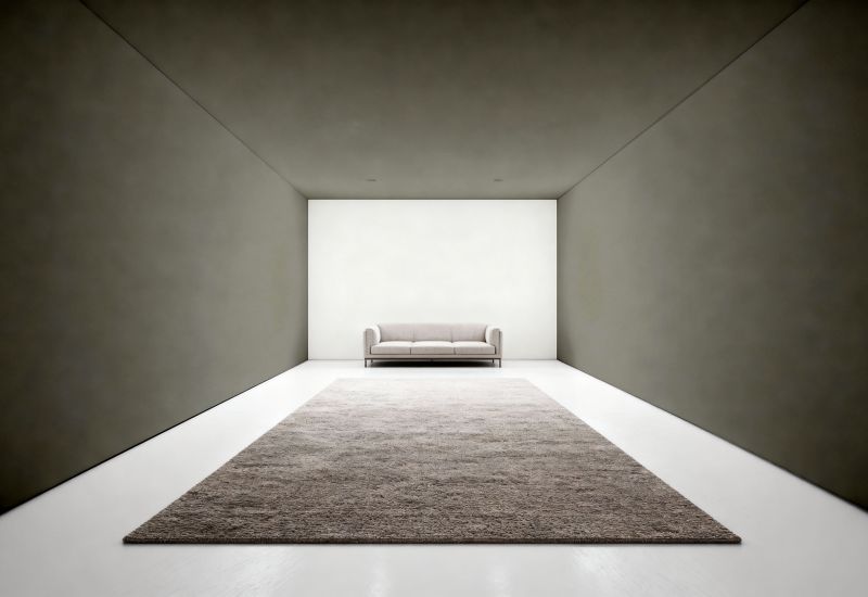 Dunkler Raum mit heller Rückwand