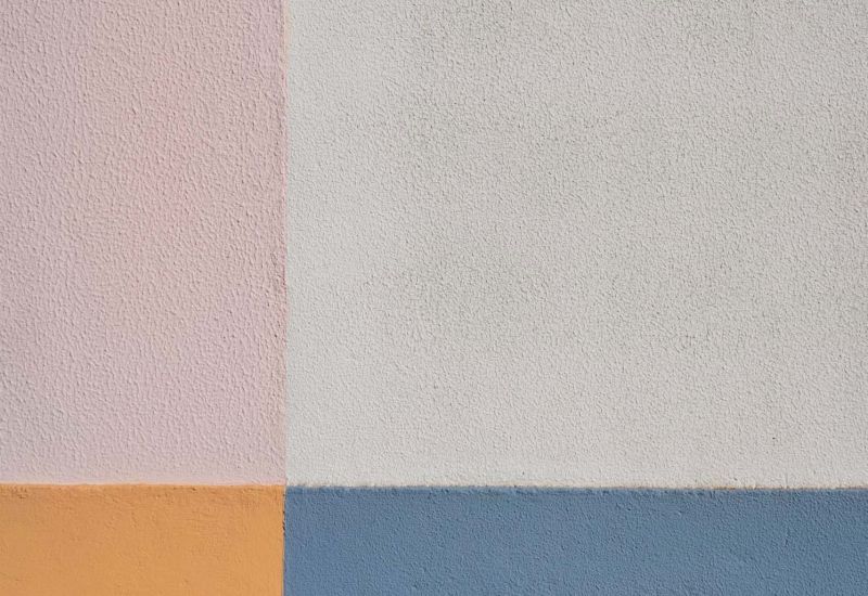 Wand mit farbigen Akzenten