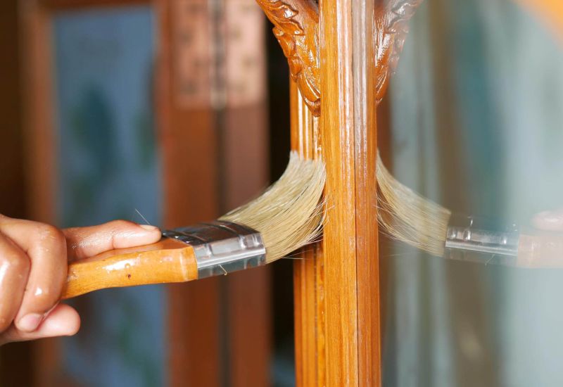 Holz wird mit Pinsel lasiert