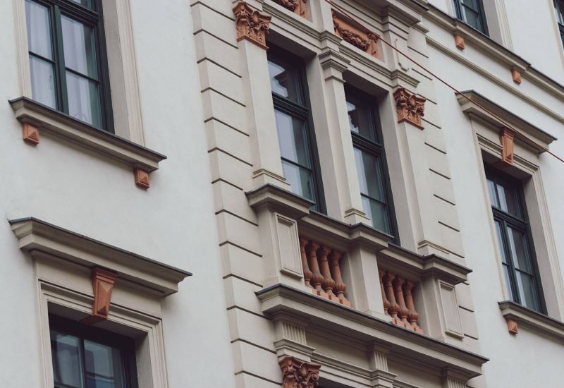 Saubere Außenfassade mit Fenstern