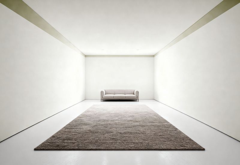 Heller Raum mit dunklem Farbstreifen unter der Decke