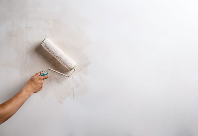 Innenwand wird mit Farbrolle gefärbt