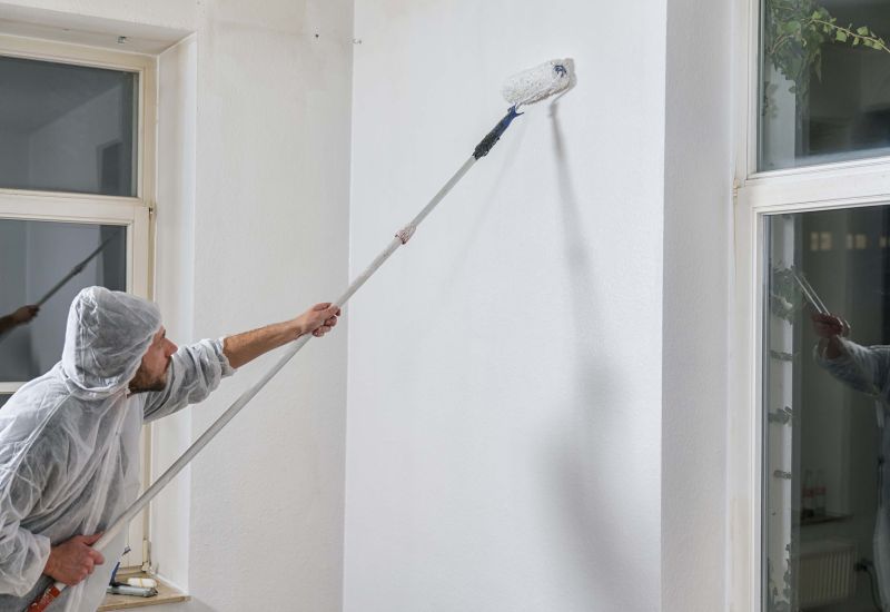 Maler streicht außen Fassade