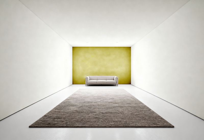 Raum mit dunkler Rückwand